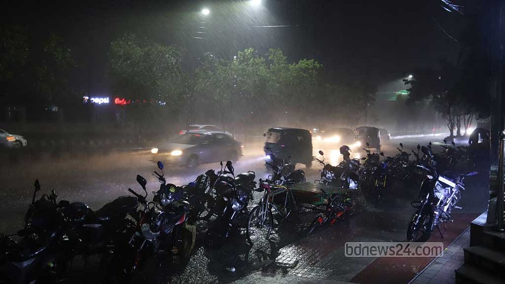ঢাকায় সন্ধ্যায় ঝুম বৃষ্টি, গরমের অস্বস্তি কাটাতে আরও অপেক্ষা