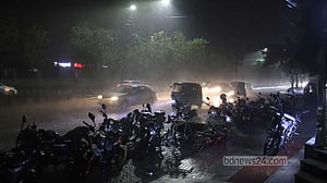 ঢাকায় সন্ধ্যায় ঝুম বৃষ্টি, গরমের অস্বস্তি কাটাতে আরও অপেক্ষা