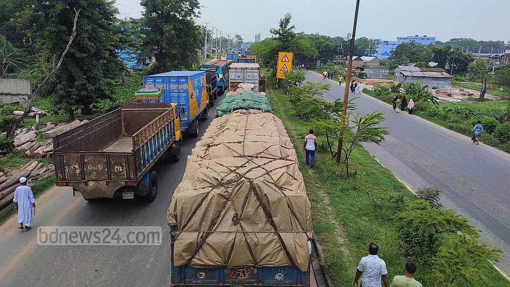 আওয়ামী লীগের ২ পক্ষের সংঘর্ষে ঢাকা-চট্টগ্রাম মহাসড়কে যান চলাচল বন্ধ