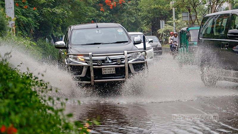 রামপুরা থেকে মগবাজার এবং এফডিসি হয়ে গুলশান এক নম্বর পর্যন্ত হাতিরঝিল প্রকল্পের সড়কের অনেক জায়গায় জমে থাকছে ‍বৃষ্টির পানি।&amp;nbsp;ছবি: মাহমুদ জামান অভি