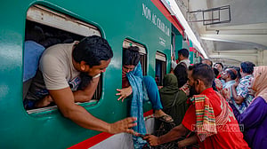 ভোগান্তির মধ্যেই বাড়ি ফেরা