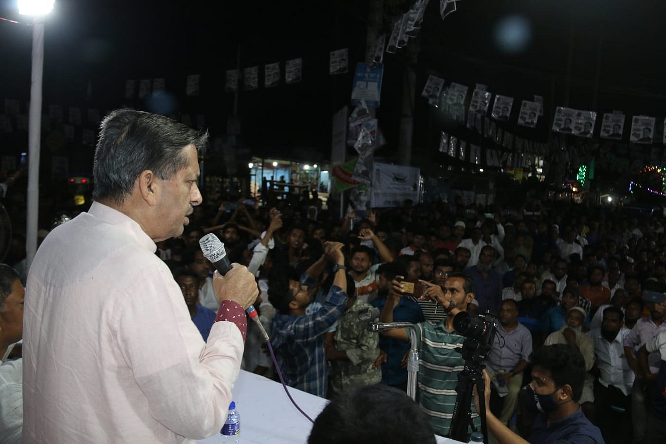 বরিশালে হাতপাখার ঝাপটা সামলে বন্দরে ভিড়ল খোকনের নৌকা