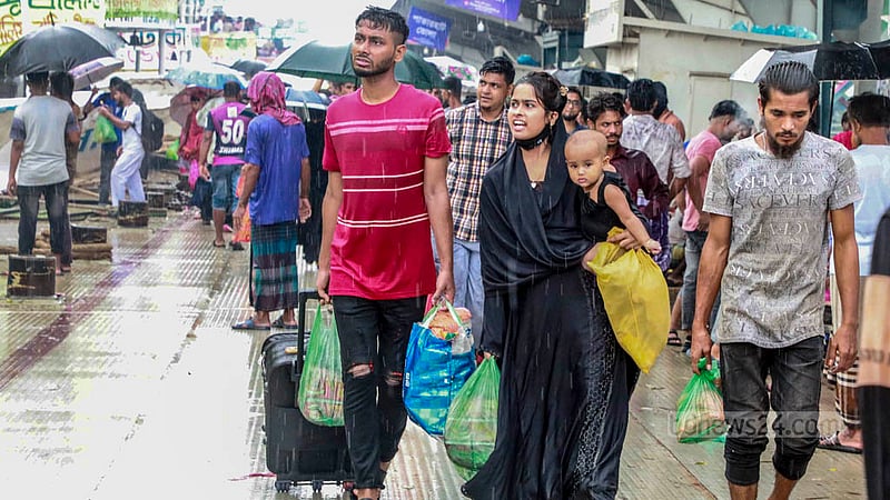 ঢাকার সদরঘাট লঞ্চ টার্মিনালে বুধবার বৃষ্টিতে ভিজে ঈদযাত্রা।