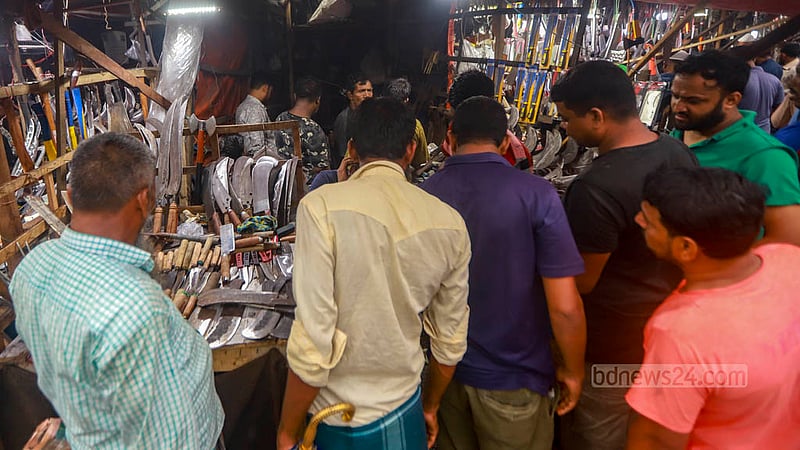 ঢাকার কারওয়ান বাজারে কামারের দোকানে পশু জবাইয়ের ছুরি-চাকুসহ অন্যান্য সরঞ্জাম কিনতে ক্রেতাদের ভিড়।&amp;nbsp;ছবি: তাওহীদুজ্জামান তপু