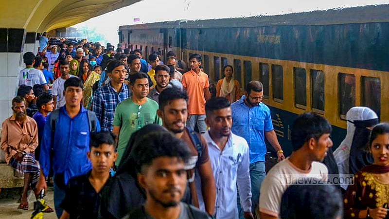 কোরবানির ঈদের আগের দিন কমলাপুর রেল স্টেশনে বুধবার মানুষের ভিড়।