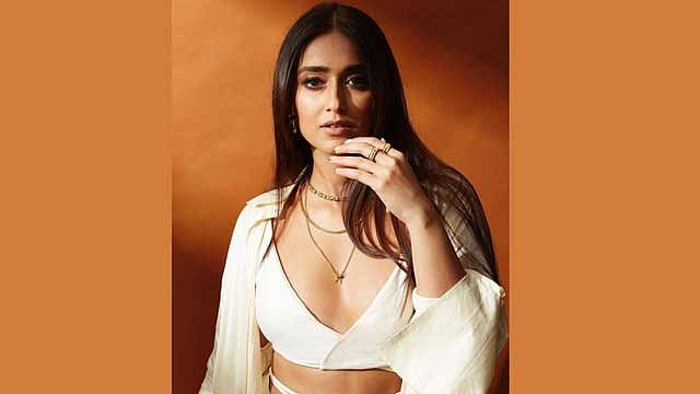 সঙ্গীর হাতে হাত, আবারও ধোঁয়াশা ইলিয়ানার