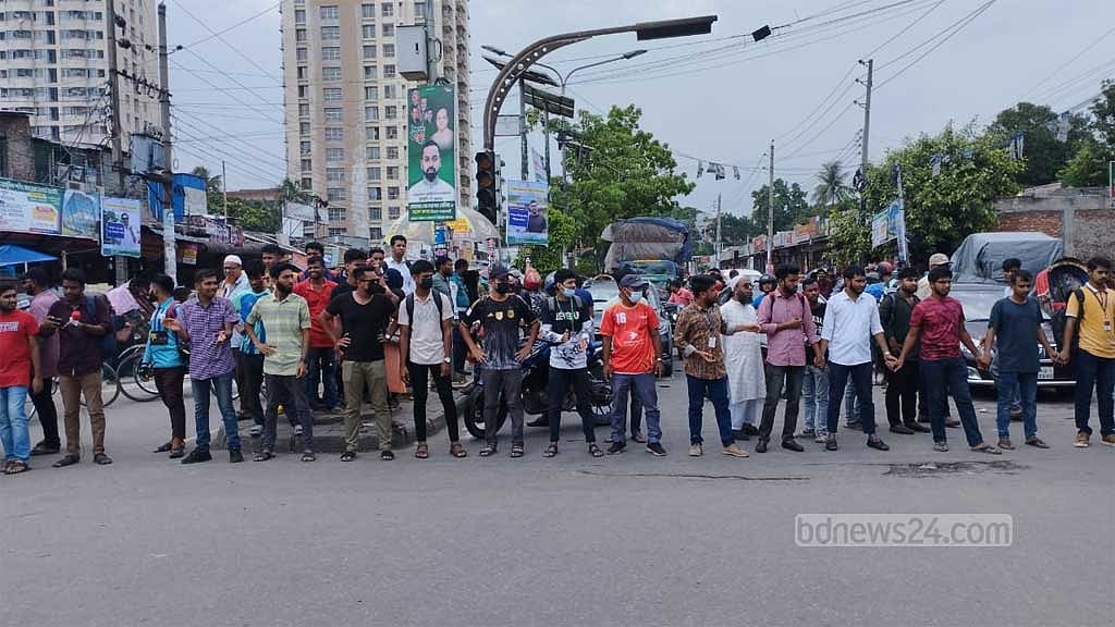 ৭ দাবিতে নীলক্ষেত মোড়ে বিক্ষোভ সাত কলেজের শিক্ষার্থীদের