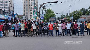 ৭ দাবিতে নীলক্ষেত মোড়ে বিক্ষোভ সাত কলেজের শিক্ষার্থীদের