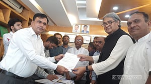 ঢাকা-১৭ আসনে এমপি হতে ১৫ জনের মনোনয়নপত্র জমা