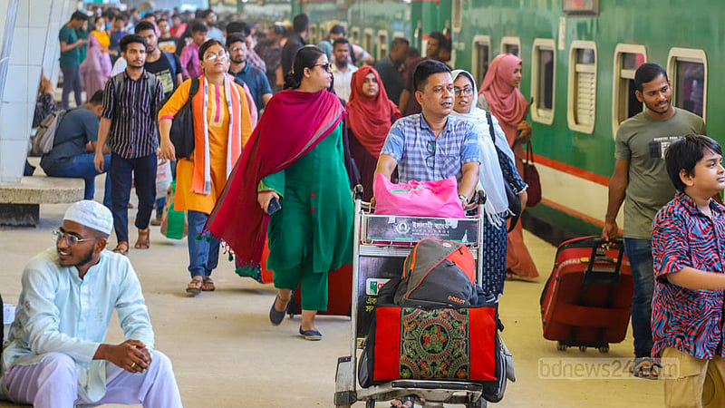 কমলাপুর রেল স্টেশনের প্ল্যাটফর্মে ট্রেন আসতেই ব্যস্ত হয়ে পড়েন অপেক্ষায় থাকা যাত্রীরা। ছবি: আসিফ মাহমুদ অভি