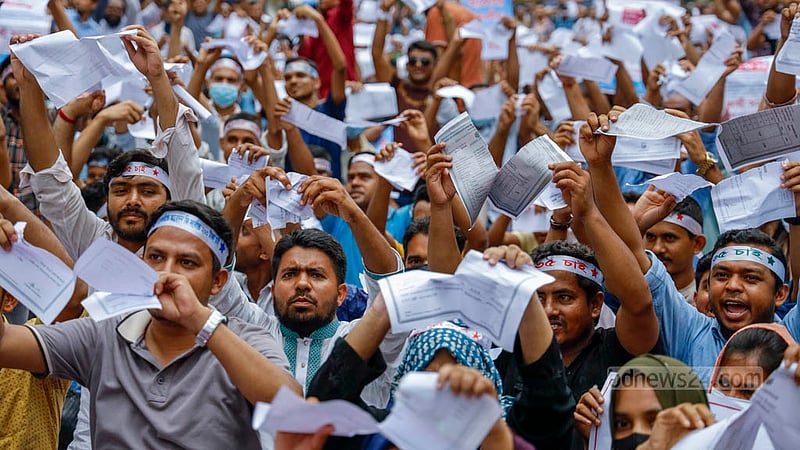 চাকরিতে ঢোকার বয়সসীমা বাড়িয়ে ৩৫ বছর করার দাবিতে শনিবার জাতীয় জাদুঘরের সামনে সমাবেশে নিজেদের শিক্ষা সনদ ছেঁড়েন শিক্ষার্থীরা।&amp;nbsp;ছবি: মাহমুদ জামান অভি