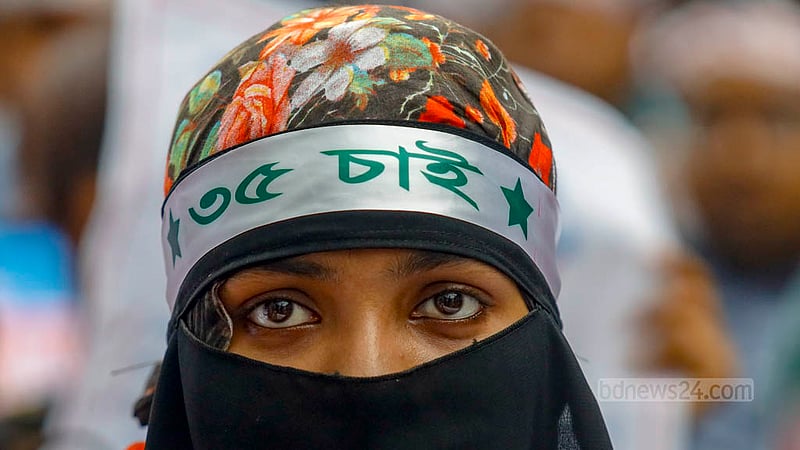 চাকরিতে ঢোকার বয়সসীমা বাড়িয়ে ৩৫ বছর করার দাবিতে শনিবার জাতীয় জাদুঘরের সামনে অবস্থানে চাকরি প্রত্যাশী শিক্ষার্থীরা।&amp;nbsp;ছবি: মাহমুদ জামান অভি