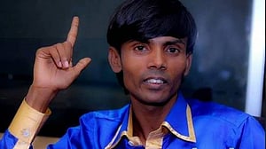 রাতারাতি দলবদল করে মনোনয়নপত্র জমা দিলেন হিরো আলম