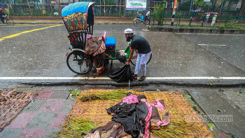 ঢাকার মোহাম্মদপুর টাউন হল এলাকায় বৃষ্টিতে ভিজে কোরবানির পশুর চামড়া বেচতে নেওয়া হচ্ছে মৌসুমি ব্যবসায়ীদের কাছে।&amp;nbsp;ছবি: তাওহীদুজ্জামান তপু
