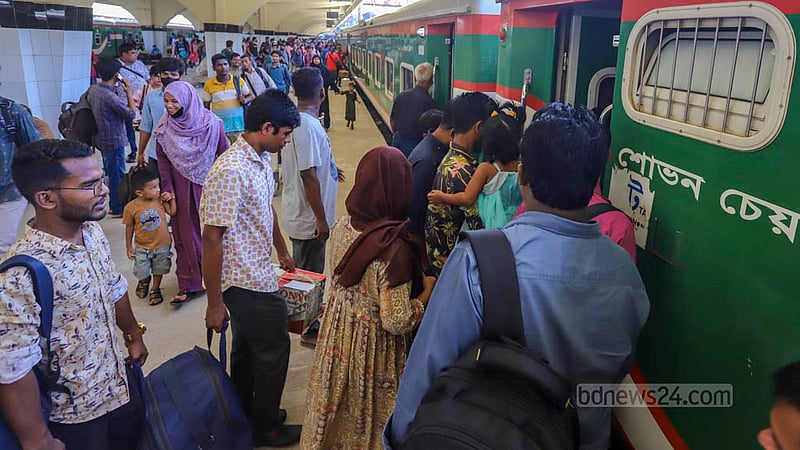 প্ল্যাটফর্মে ট্রেন আসতেই কে কার আগে উঠবেন তা নিয়ে তোড়জোড় লেগে যায় অপেক্ষারতদের মাঝে। ছবি: আসিফ মাহমুদ অভি
