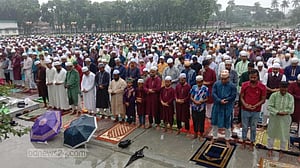 দেশে উদযাপিত হচ্ছে ঈদুল আজহা, কিছু এলাকায় বৃষ্টির বাগড়া