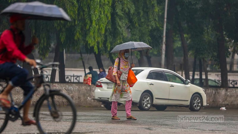 ঢাকা বিশ্ববিদ্যালয়ের টিএসসি এলাকায় গুঁড়িগুঁড়ি বৃষ্টিতে ছাতা মাথায় রাস্তায় নামেন অনেকে।&amp;nbsp;ছবি: তাওহীদুজ্জামান তপু