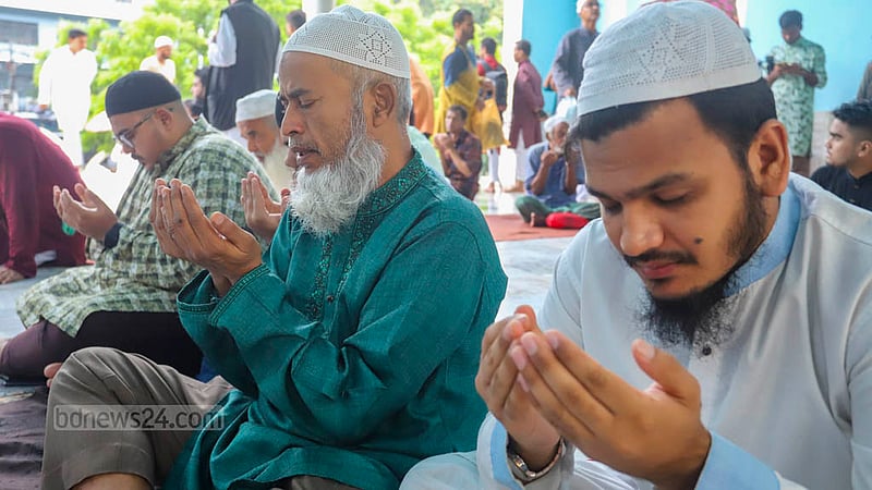 বায়তুল মোকাররম জাতীয় মসজিদে বুধবার ঈদের নামাজ শেষে শান্তি কামনায় মোনাজাত। ছবি: আসিফ মাহমুদ অভি