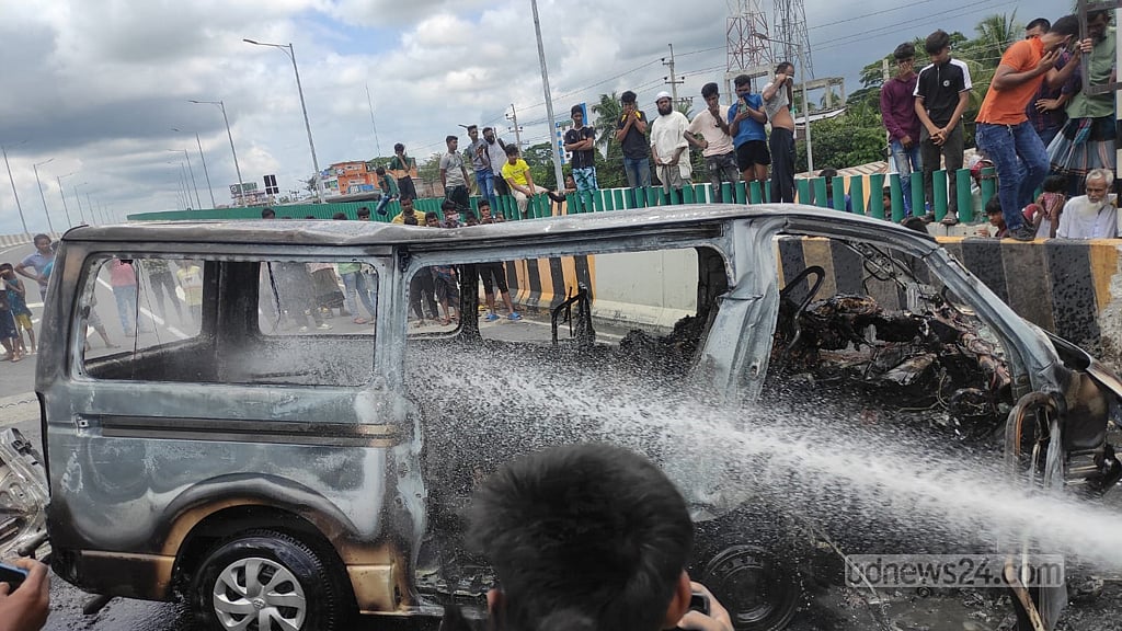 ভাঙ্গায় এক্সপ্রেসওয়ের রেলিংয়ে ধাক্কায় মাইক্রোবাসে আগুন, নিহত বেড়ে ৮