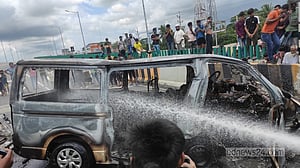 ভাঙ্গায় এক্সপ্রেসওয়ের রেলিংয়ে ধাক্কায় মাইক্রোবাসে আগুন, নিহত বেড়ে ৮