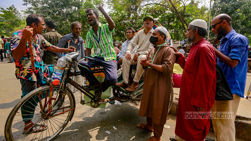 মাসিক ভাতা পাঁচ হাজার টাকা করার দাবিতে রোববার ঢাকার শাহবাগে স্লোগান দিচ্ছেন প্রতিবন্ধী ব্যক্তিরা।&amp;nbsp;ছবি: তাওহীদুজ্জামান তপু