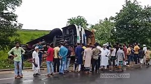 বঙ্গবন্ধু এক্সপ্রেসওয়েতে নিয়ন্ত্রণ হারিয়ে বাস খাদে, আহত ১০