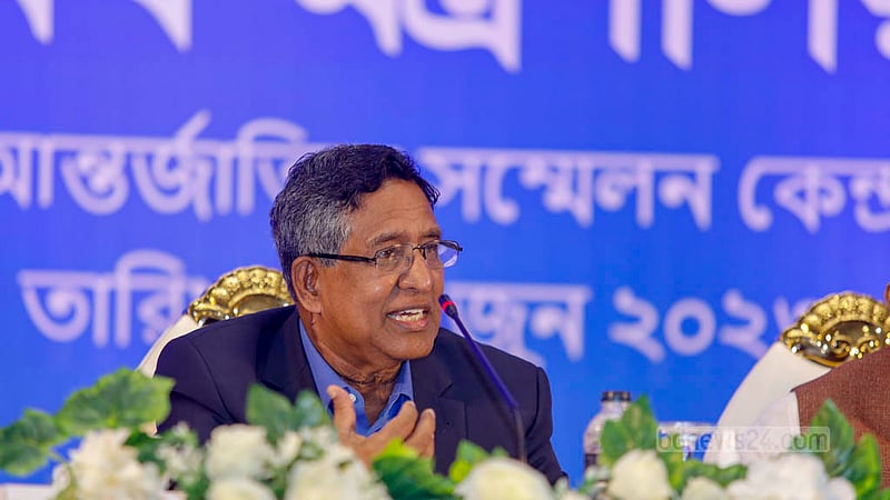 বঙ্গবন্ধু আন্তর্জাতিক সম্মেলন কেন্দ্রে শুক্রবার ২০২৩-২৪ অর্থবছরের বাজেট পরবর্তী সংবাদ সম্মেলনে সাংবাদিকদের প্রশ্নের উত্তরে কৃষিমন্ত্রী আব্দুর রাজ্জাক।&amp;nbsp;ছবি: মাহমুদ জামান অভি