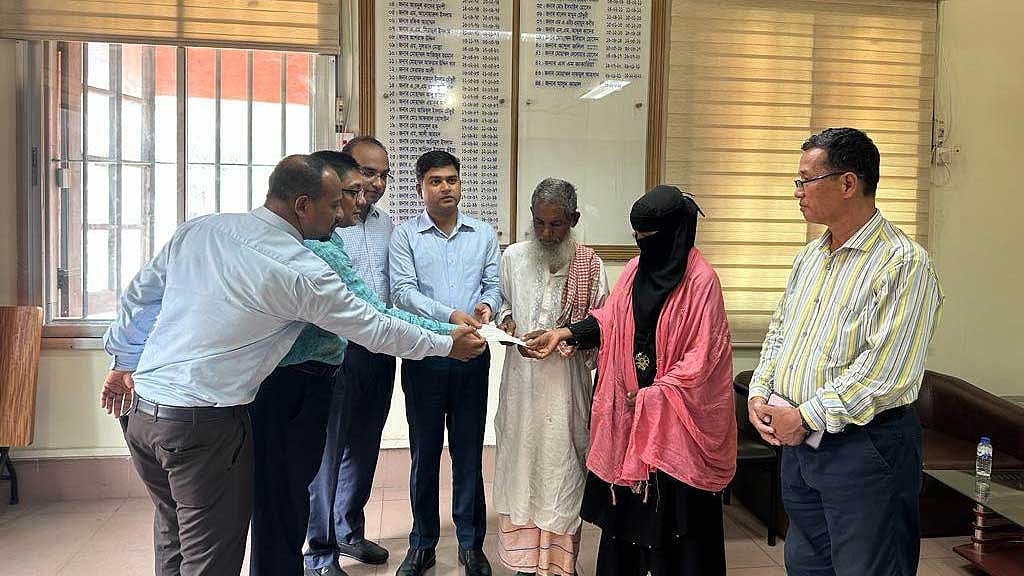 বিদ্যুতের ছেঁড়া তারে মৃত্যু: রিকশাচালকের পরিবার পেল ক্ষতিপূরণ
