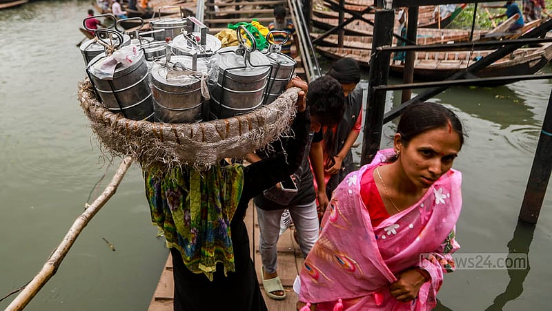 প্রায় ১৮ বছর ধরে চকবাজারের দোকানে দোকানে খাবার পৌঁছে দেন কোহিনুর বেগম। প্রতিদিন প্রায় ২০ থেকে ২৮ জনের খাবার পৌঁছে দেন তিনি। মাসে প্রায় ১২০০০ থেকে ১৫০০০ টাকা আয় হয় তার।&amp;nbsp;ছবি: তাওহীদুজ্জামান তপু