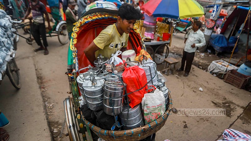 ঢাকার সোয়ারিঘাট এলাকা থেকে নির্ধারিত সময়ে দোকানে দোকানে খাবার পৌঁছানোর তাড়ায় রিকশা নিতে দেখা যায় অনেককে।&amp;nbsp;ছবি: তাওহীদুজ্জামান তপু