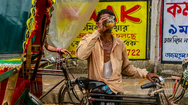 ঢাকার মোহাম্মদপুর স্ট্যান্ডে বুধবার দুপুরে তীব্র গরমে ঠাণ্ডা শরবত পান করছেন এক রিকশাচালক।&amp;nbsp;ছবি: তাওহীদুজ্জামান তপু