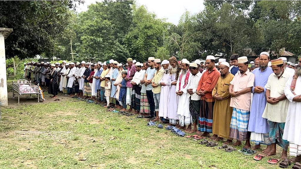 পারিবারিক কবরস্থানে চিরনিদ্রায় সাংবাদিক নাদিম