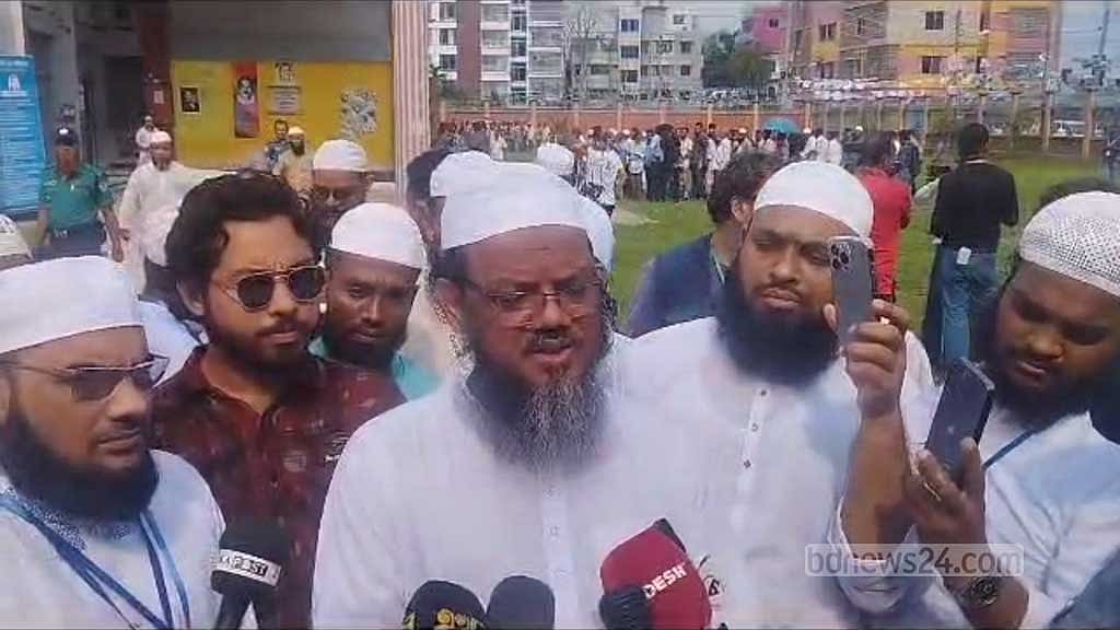 বরিশালের ভোটকেন্দ্রে ‘ঈদের খুশি’ দেখছেন হাতপাখার প্রার্থী