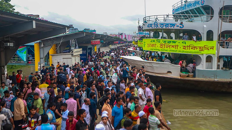 ঈদযাত্রায় সদরঘাট লঞ্চ টার্মিনালে দীর্ঘ অপেক্ষাতেই ছিলেন অনেকে।&amp;nbsp;ছবি: তাওহীদুজ্জামান তপু