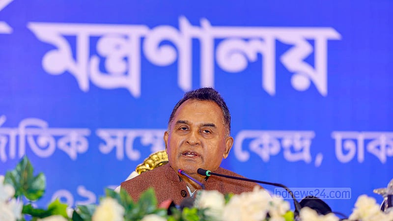 সংসদে আগামী ২০২৩-২৪ অর্থবছরের বাজেট উপস্থাপনের পরদিন শুক্রবার ঢাকার বঙ্গবন্ধু আন্তর্জাতিক সম্মেলন কেন্দ্রে সংবাদমাধ্যমের কর্মীদের মুখোমুখি হন অর্থমন্ত্রী আ হ ম মুস্তফা কামাল।&amp;nbsp;ছবি: মাহমুদ জামান অভি