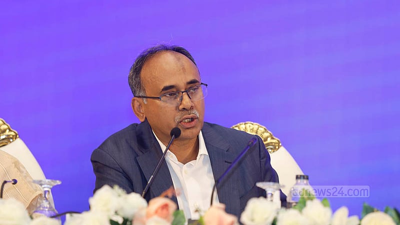 বঙ্গবন্ধু আন্তর্জাতিক সম্মেলন কেন্দ্রে শুক্রবার ২০২৩-২৪ অর্থবছরের বাজেট পরবর্তী সংবাদ সম্মেলনে সাংবাদিকদের প্রশ্নের উত্তরে বাংলাদেশ ব্যাংকের গভর্নর আব্দুর রউফ তালুকদার।&amp;nbsp;ছবি: মাহমুদ জামান অভি