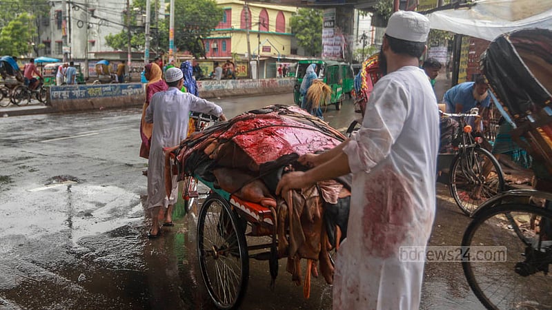 মৌসুমি ব্যবসায়ীদের কাছে বেচার জন্য ভ্যানে করে চামড়া নিয়ে যাওয়া হচ্ছে ঢাকার খিলগাঁও রেলগেইটে।&amp;nbsp;ছবি: তাওহীদুজ্জামান তপু