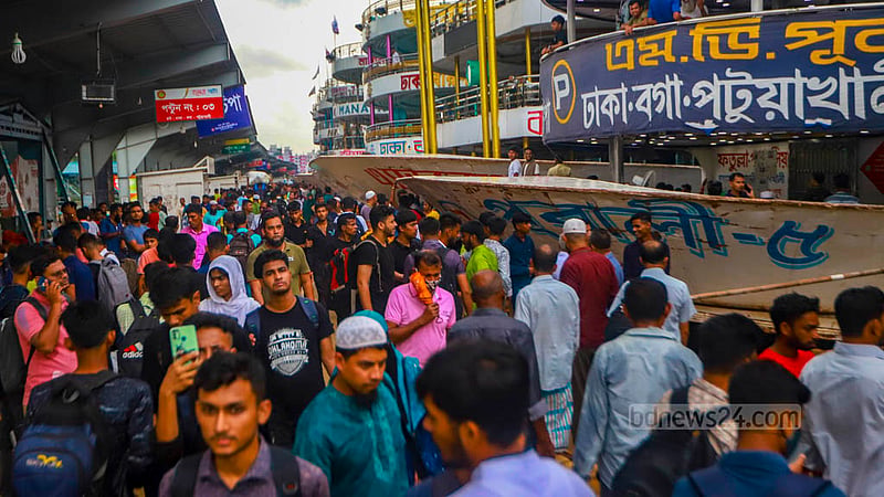 ঈদের ছুটি শুরু হওয়ায় মঙ্গলবার সদরঘাট লঞ্চ টার্মিনালে ঘরমুখো মানুষের ভিড়।&amp;nbsp;ছবি: তাওহীদুজ্জামান তপু