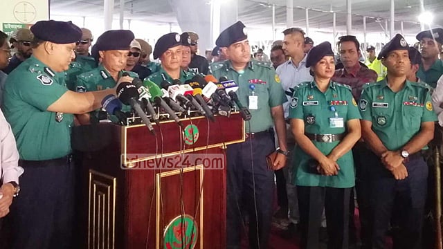 জায়নামাজ আর ছাতা বাদে অন্য কিছু জাতীয় ঈদগাহে নিতে বারণ
