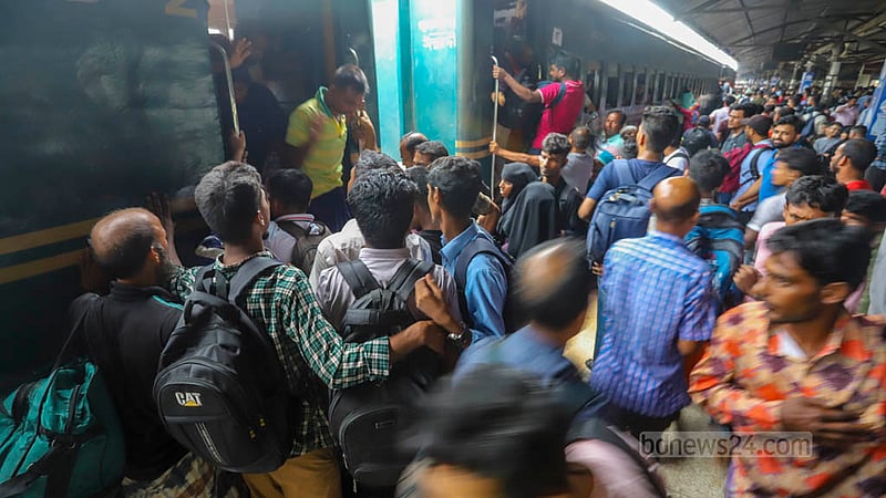 কোরবানির ঈদের আগে মঙ্গলবার ঢাকার বিমানবন্দর রেল স্টেশনে ট্রেন থামতেই উঠার জন্য ছুটাছুটি করতে থাকে অপেক্ষমান যাত্রীরা। ছবি: আসিফ মাহমুদ অভি