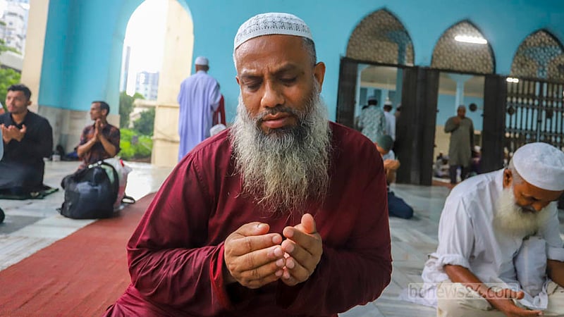 বায়তুল মোকাররম জাতীয় মসজিদে বুধবার ঈদের নামাজ শেষে শান্তি কামনায় মোনাজাত। ছবি: আসিফ মাহমুদ অভি