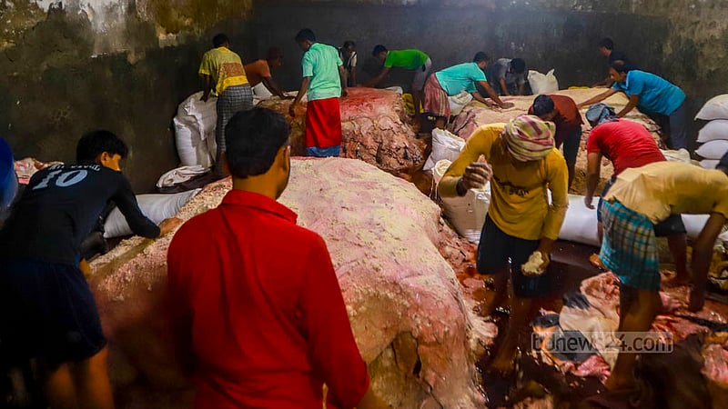 ঈদের পরদিন শুক্রবার পুরান ঢাকার পোস্তা এলাকায় লবণ দিয়ে চামড়া সংরক্ষণে ব্যস্ত আড়ত শ্রমিকরা।&amp;nbsp;ছবি: তাওহীদুজ্জামান তপু
