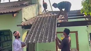 উড়িষ্যার দুর্ঘটনায় নিহতদের লাশ রাখা স্কুলটি ভেঙে ফেলা হচ্ছে