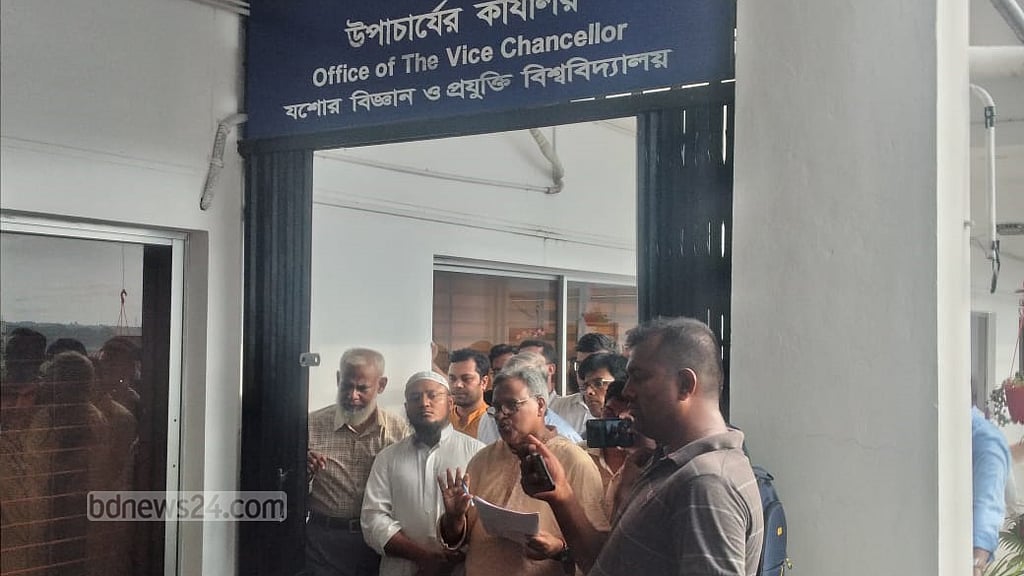 যশোর বিশ্ববিদ্যালয়ের ভিসিকে ৫ ঘণ্টা অবরুদ্ধ করে রাখল ছাত্রলীগ