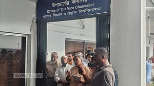 যশোর বিশ্ববিদ্যালয়ের ভিসিকে ৫ ঘণ্টা অবরুদ্ধ করে রাখল ছাত্রলীগ
