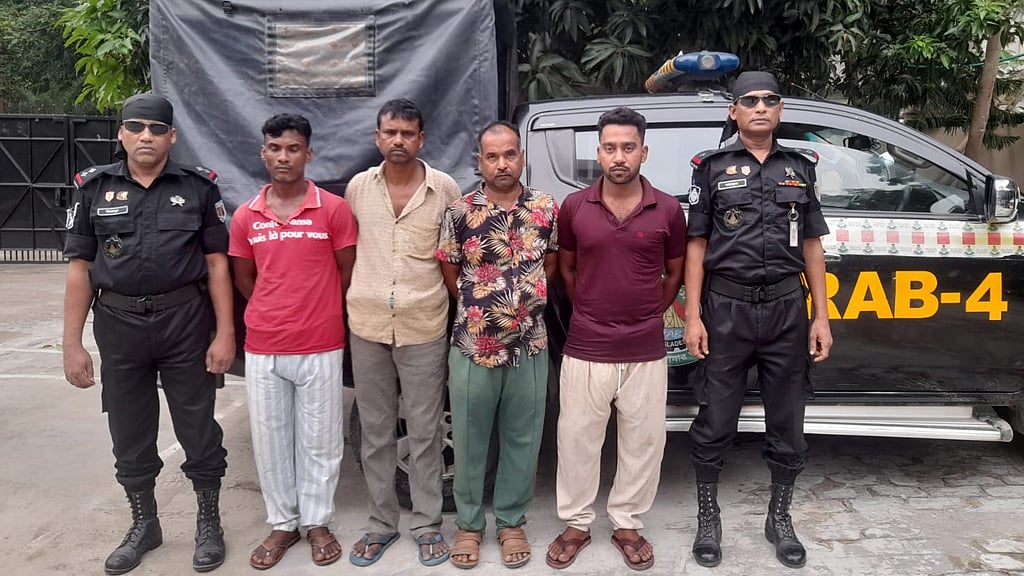 ডেকে নিয়ে অপহরণ, সংঘবদ্ধ ধর্ষণের অভিযোগে গ্রেপ্তার ৪