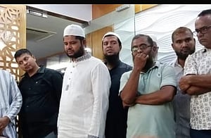 ঢাকায় এক এজেন্সির সামনে হজ গমনেচ্ছু একদলের বিক্ষোভ