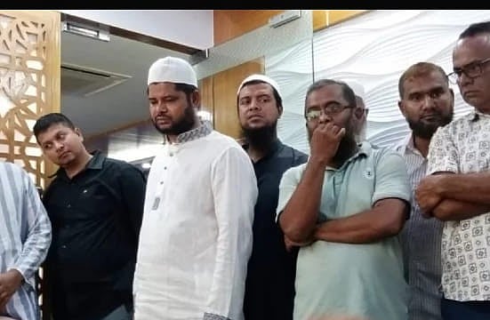 ঢাকায় এক এজেন্সির সামনে হজ গমনেচ্ছু একদলের বিক্ষোভ