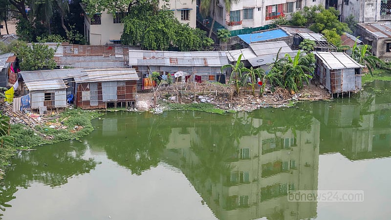 খিলগাঁও চৌধুরীপাড়া ঝিলের ওপর মাচা বানিয়ে তৈরি করা হয়েছে টিনের ঘর। ঝুঁকিপূর্ণ এসব ঘরে বাস করে নিম্ন আয়ের মানুষ। ছবি: আসিফ মাহমুদ অভি
