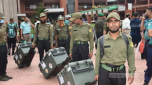 দুই নগরেই এক ভাবনা, কেন্দ্রে ভোটার যাবে তো